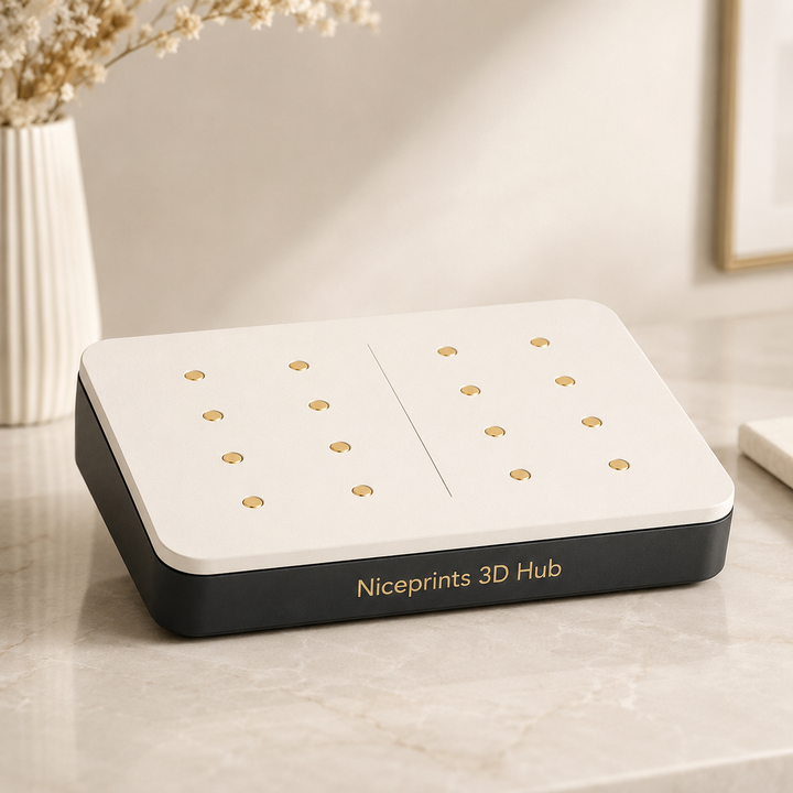 Niceprints 3D Hub Large auf hellem Marmortisch mit Blumendekoration