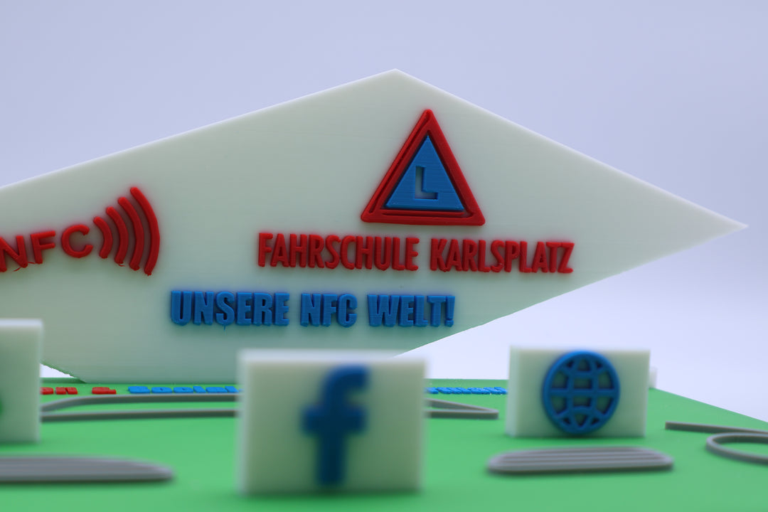 NFC Display für Fahrschulen – Interaktive Kundenlösung