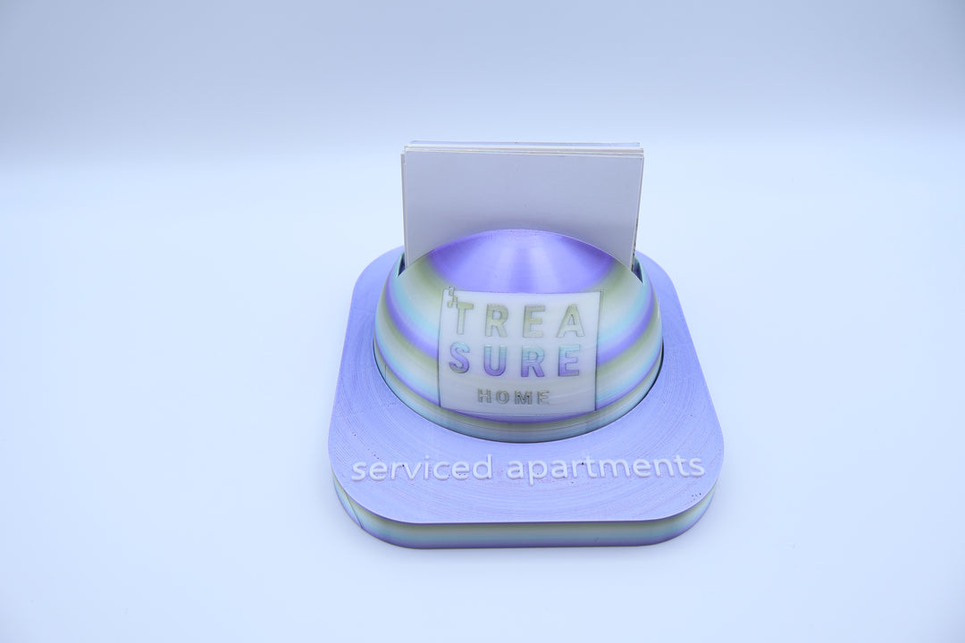 3D-gedruckter Visitenkartenhalter mit Logo für Serviced Apartments, Hotels &amp; Rezeption