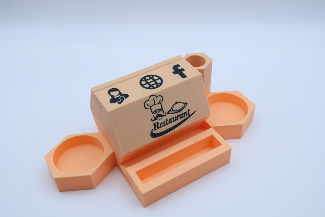 3D-gedruckter Restaurant Tisch-Organizer mit Logo – Individueller Aufsteller für Menü, QR-Code, Besteck &amp; Social Media
